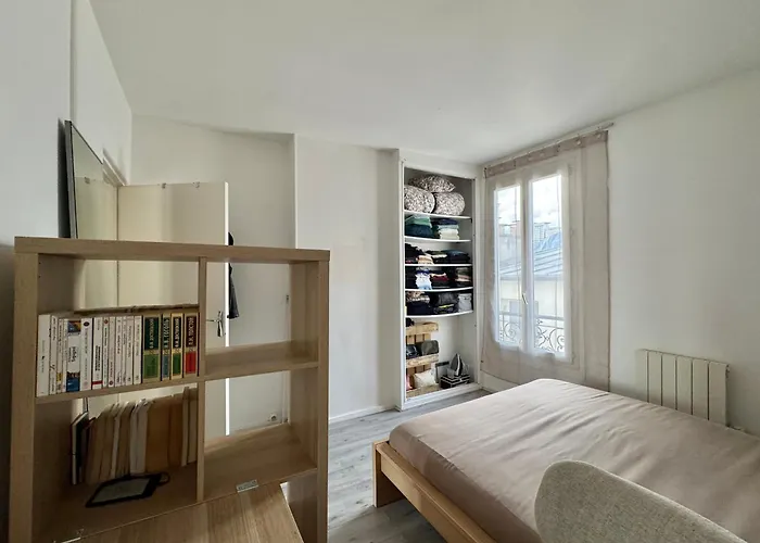 Private Room, Often Full Flat 14th * Париж